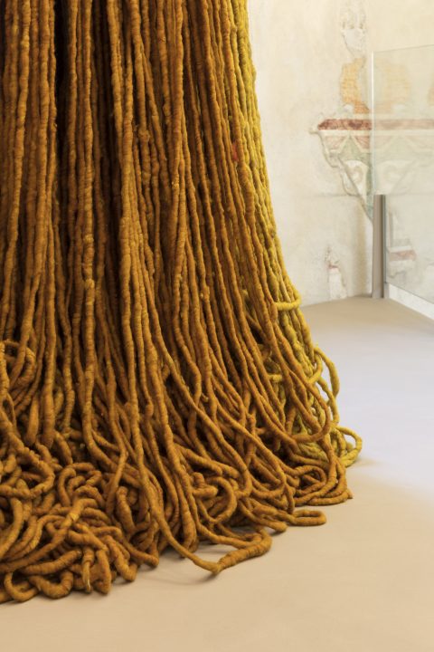 Rocca di Angera_Ala Scaligera_Continuum_Sheila Hicks_The questioning column_credits Andrea Rossetti (4)