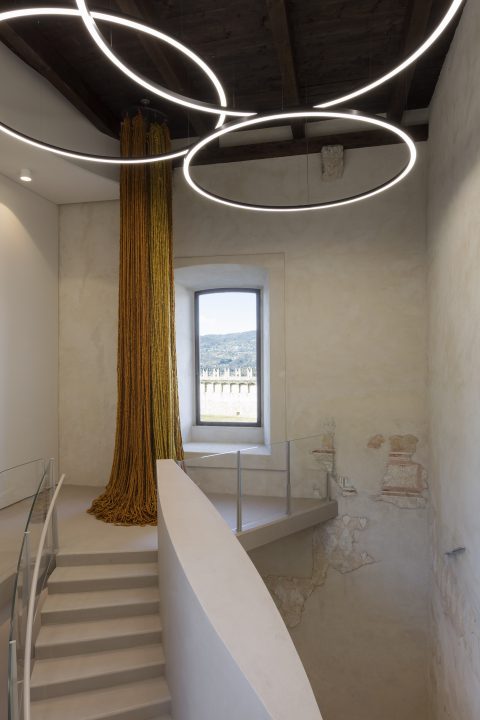 Rocca di Angera_Ala Scaligera_Continuum_Sheila Hicks_The questioning column_credits Andrea Rossetti