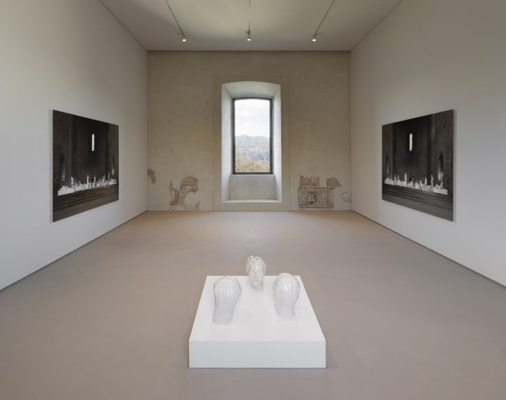 Rocca di Angera_Ala Scaligera_Continuum_Vanessa Beecroft_VB62.018.nt, VB62.019.nt, Chiesa dello Spasimo, Ceramic Heads_credits Andrea Rossetti
