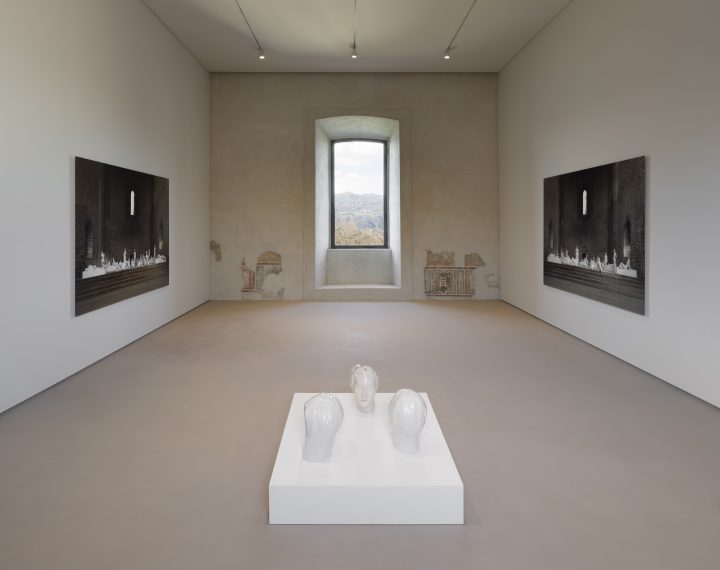 Rocca di Angera_Ala Scaligera_Continuum_Vanessa Beecroft_VB62.018.nt, VB62.019.nt, Chiesa dello Spasimo, Ceramic Heads_credits Andrea Rossetti