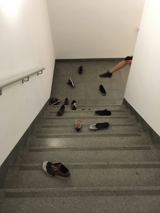 Proceso grabando zapatos por escaleras